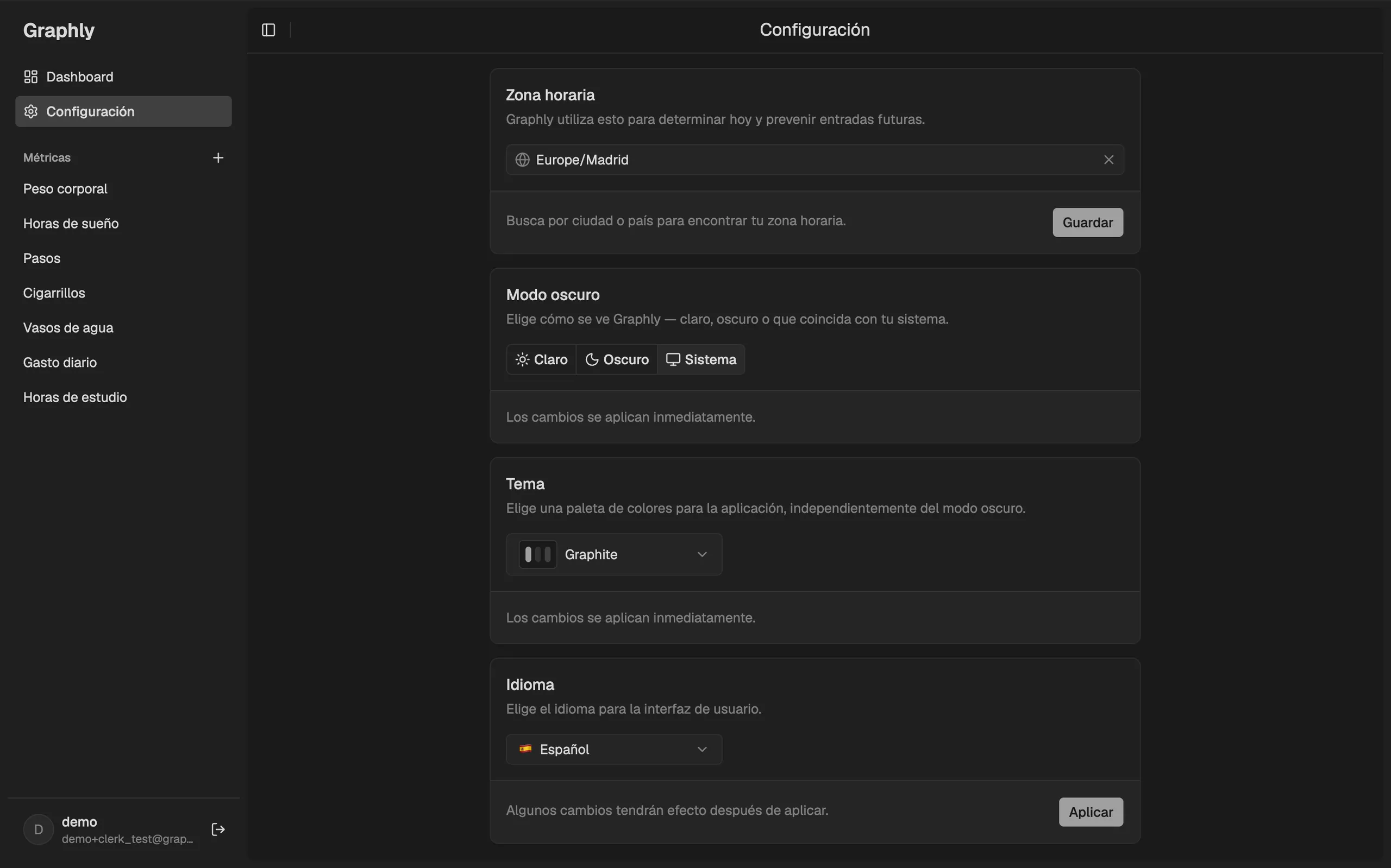 Ajustes de zona horaria, tema e idioma.